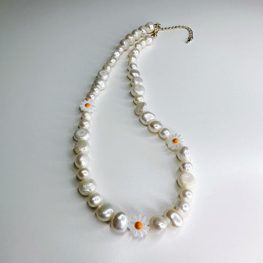 Summer Pearl Daisy Necklace